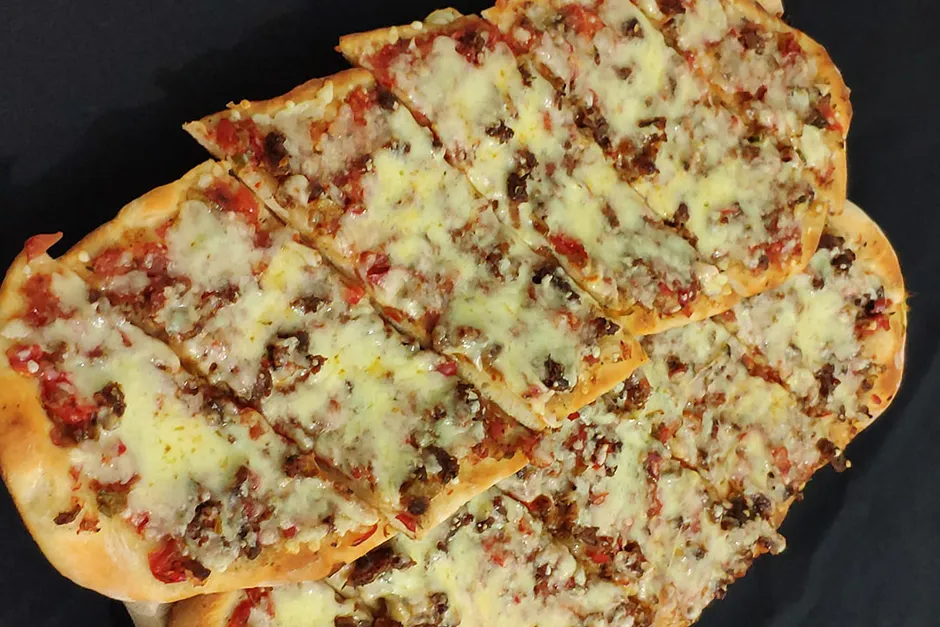 Kuşbaşılı Kaşarlı Pide tarifi