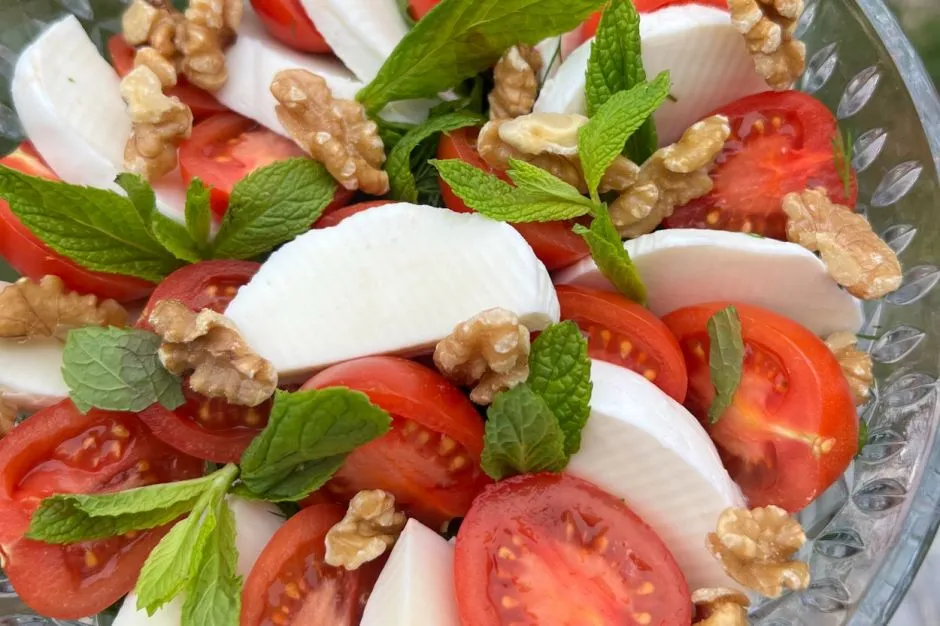 Mozzarella Peynirli Salata tarifi