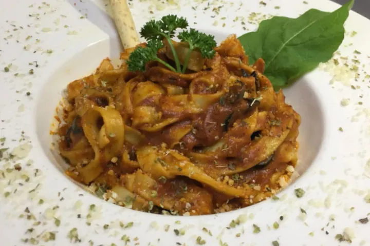 Napolitan Soslu Tagliatelle tarifi