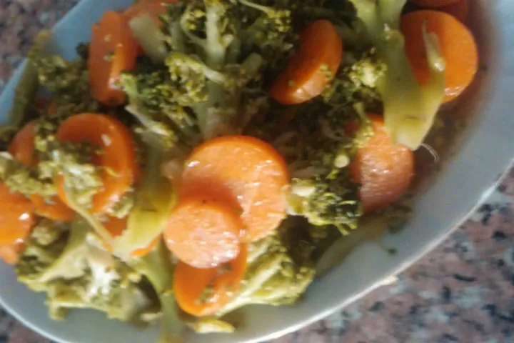 Nar Ekşili Brokoli Salatası tarifi
