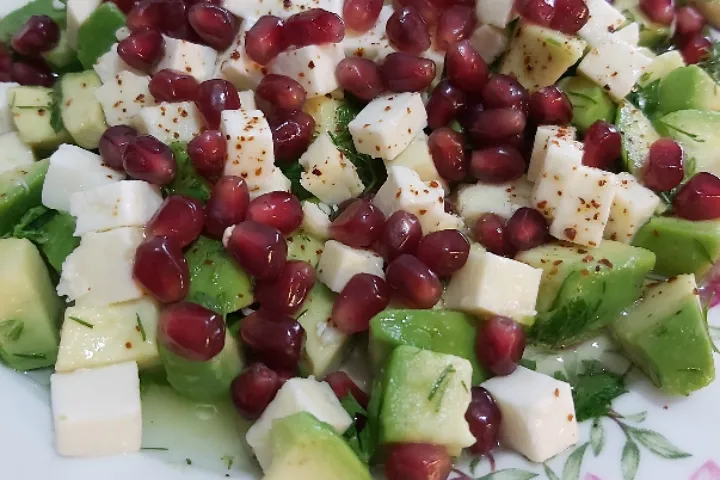 Narlı Avokado Salatası tarifi