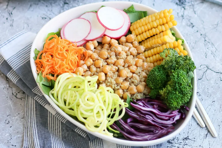 Nohutlu Kinoalı Salata tarifi