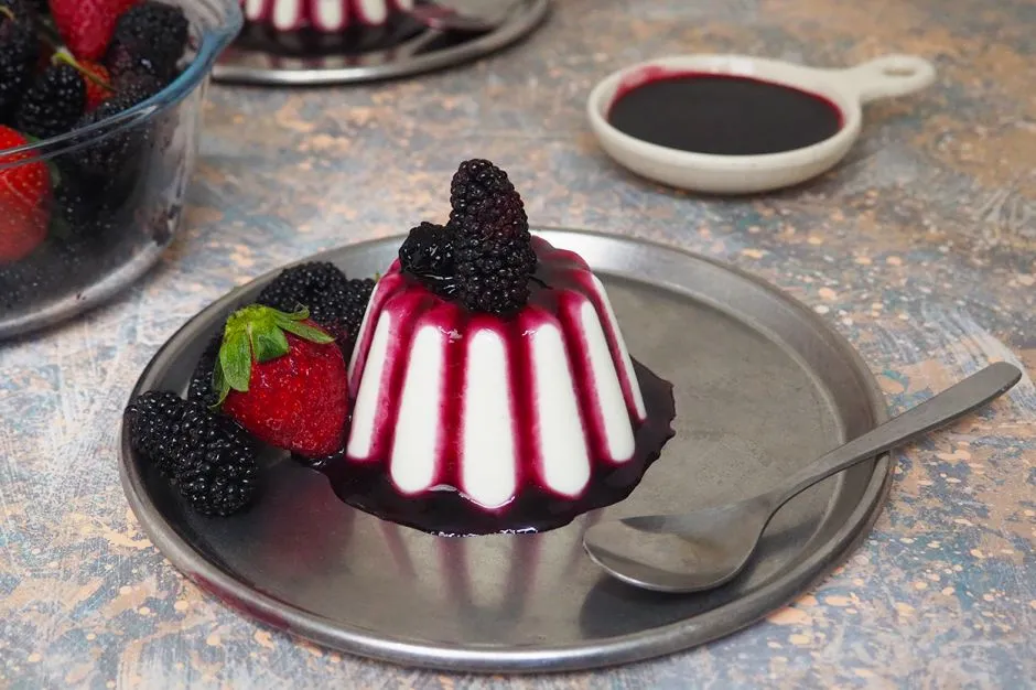 Böğürtlen Soslu Panna Cotta tarifi