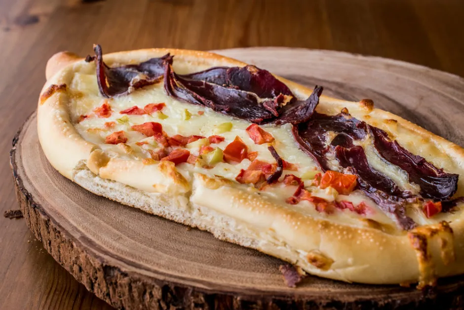 Pastırmalı Açık Pide tarifi
