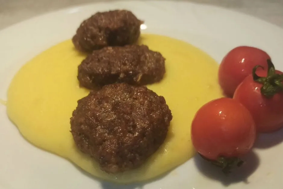 Patates Püresi ve Sucuk Köfte tarifi