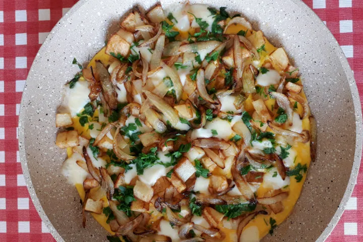 Patatesli ve Soğanlı Omlet tarifi