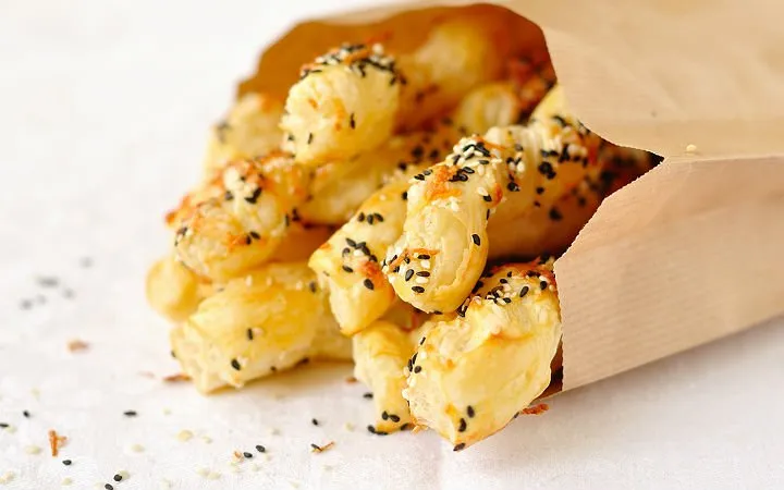 Peynirli Milföy Çubukları tarifi