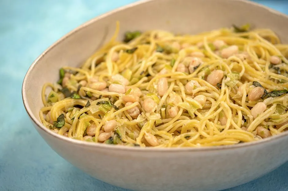 Pırasalı ve Fasulyeli Spaghetti tarifi