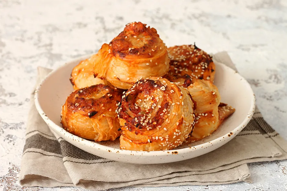 Pizza Tadında Milföy Börek tarifi