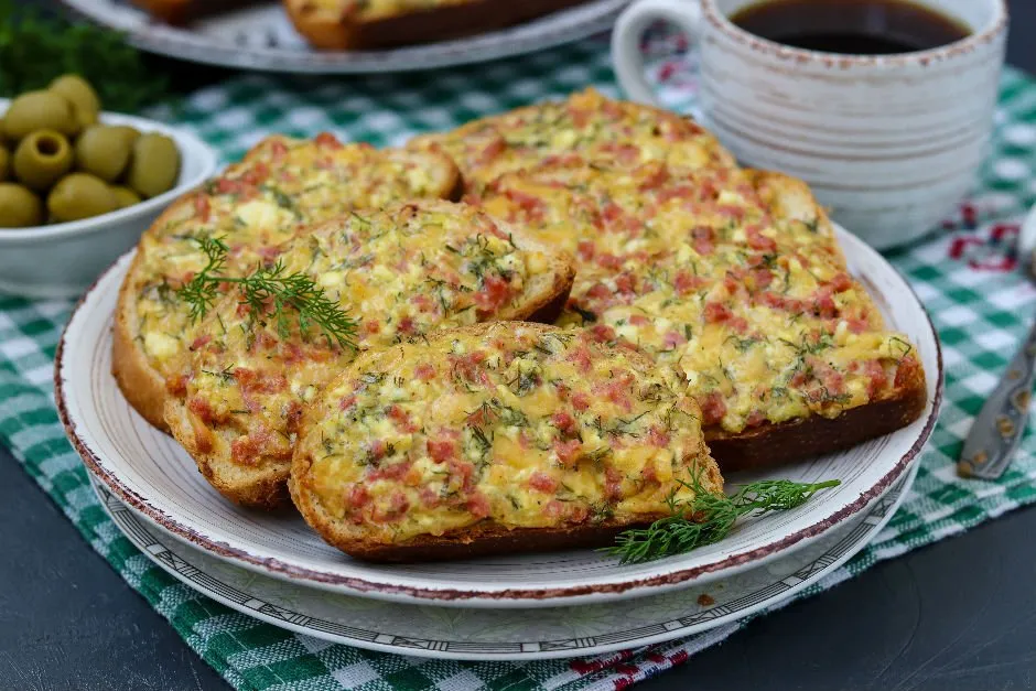 Pizza Tadında Yumurtalı Ekmek tarifi
