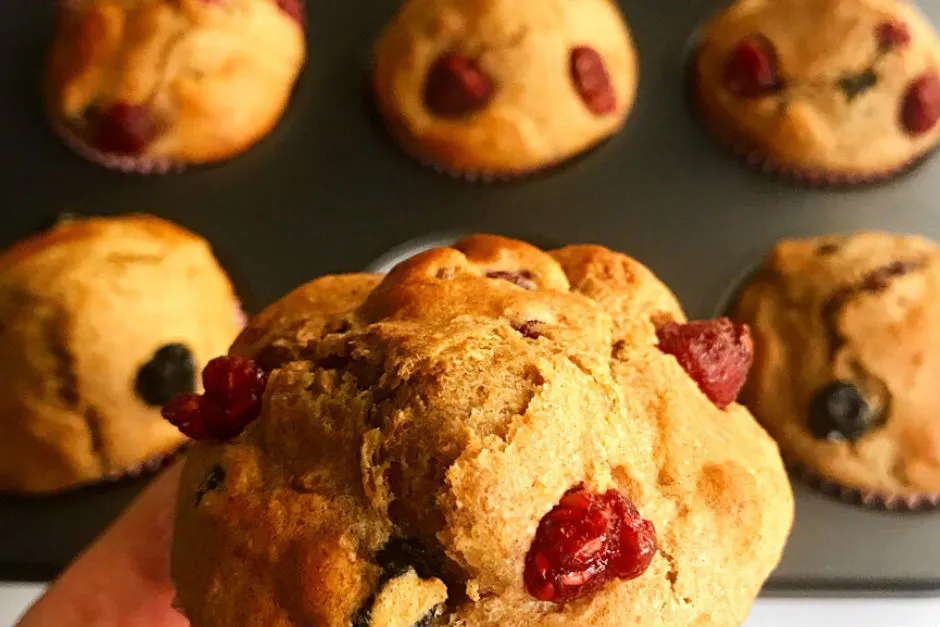 Rafine Şekersiz Kırmızı Meyveli Muffin tarifi