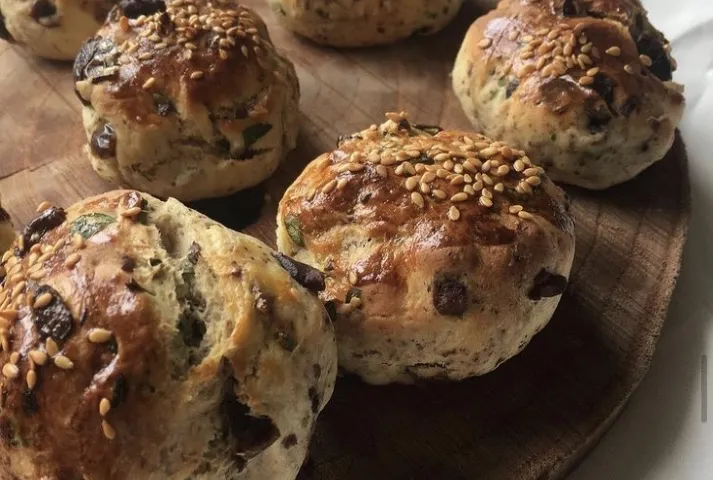 Dolapta Ne Varsa Poğaçası tarifi