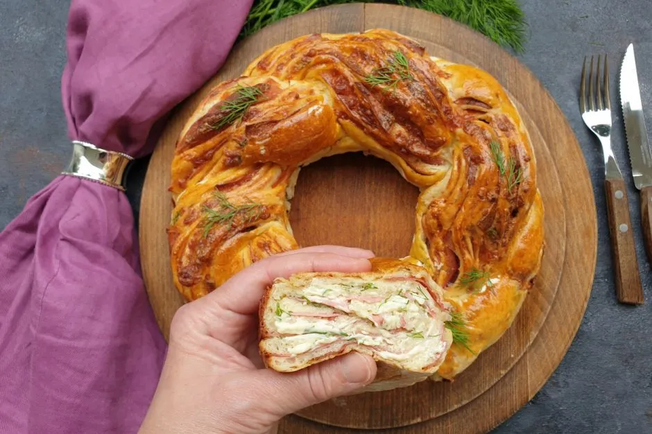 Salamlı Peynirli Örgü Ekmek tarifi