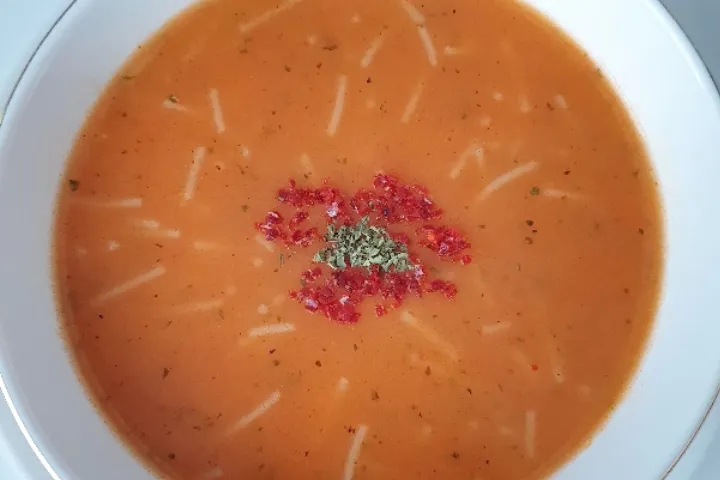 Şehriyeli Salçalı Un Çorbası tarifi