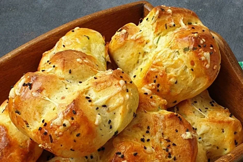 Sarımsaklı Ekmek Poğaça tarifi