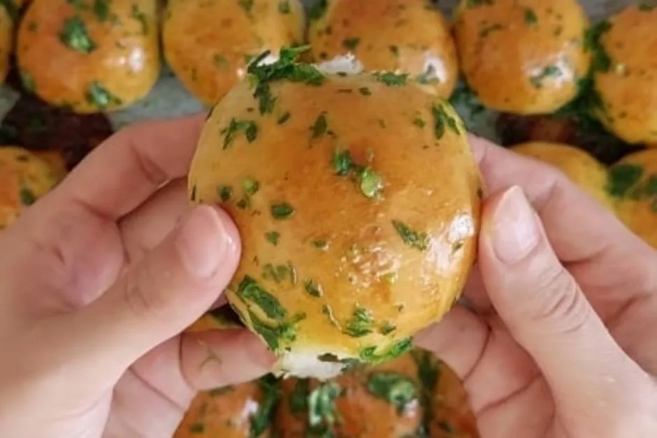 Sarımsaklı Tereyağlı Poğaça tarifi