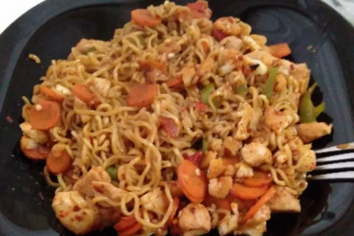Sebzeli Tavuklu Noodle tarifi