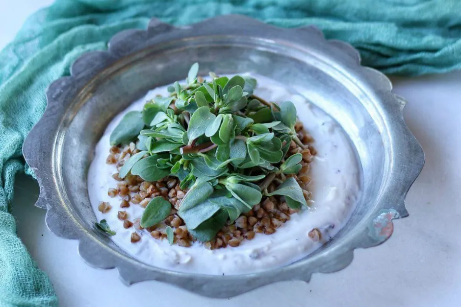 Semizotlu Karabuğday Salatası tarifi