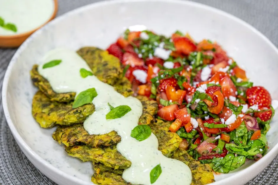 Çilekli Salata ve Semizotlu Mücver tarifi