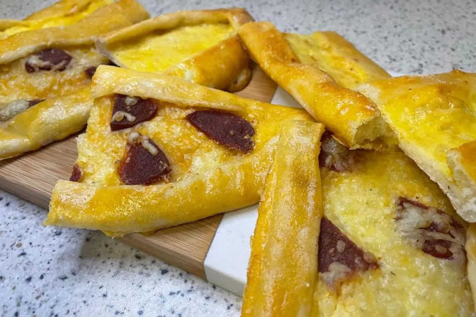 Sucuklu Kaşarlı Pide tarifi