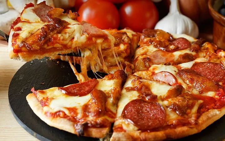 Sucuklu Pizza tarifi