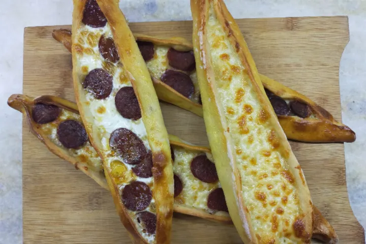 Sucuklu Yumurtalı Pide tarifi