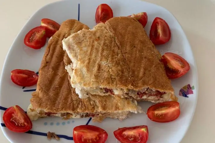 Sucuklu Kavurmalı Tost tarifi