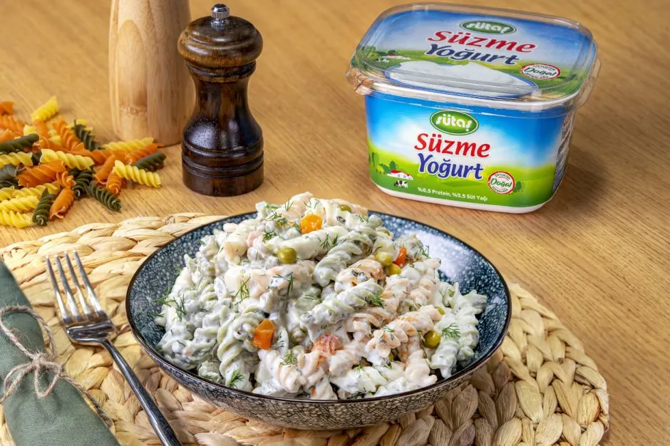 Süzme Yoğurtlu Makarna Salatası tarifi