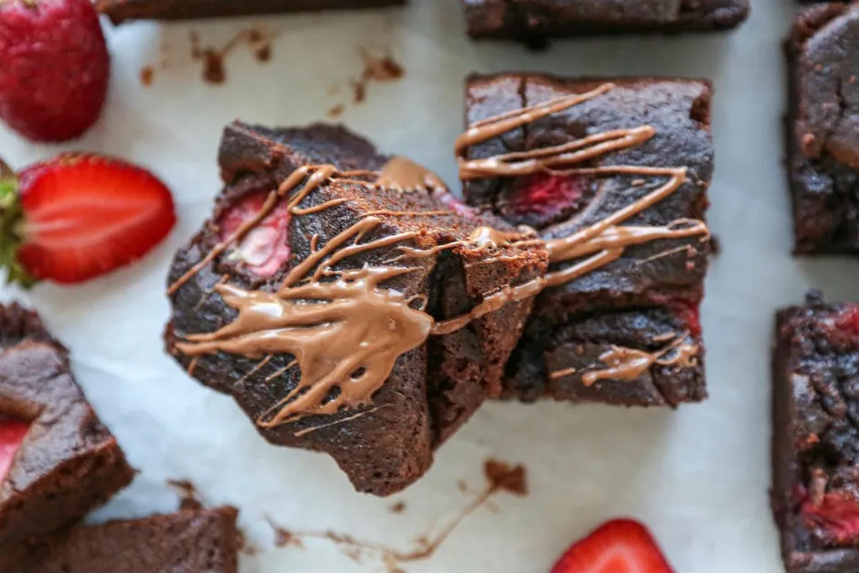Sütlü Çikolatalı Çilekli Brownie tarifi