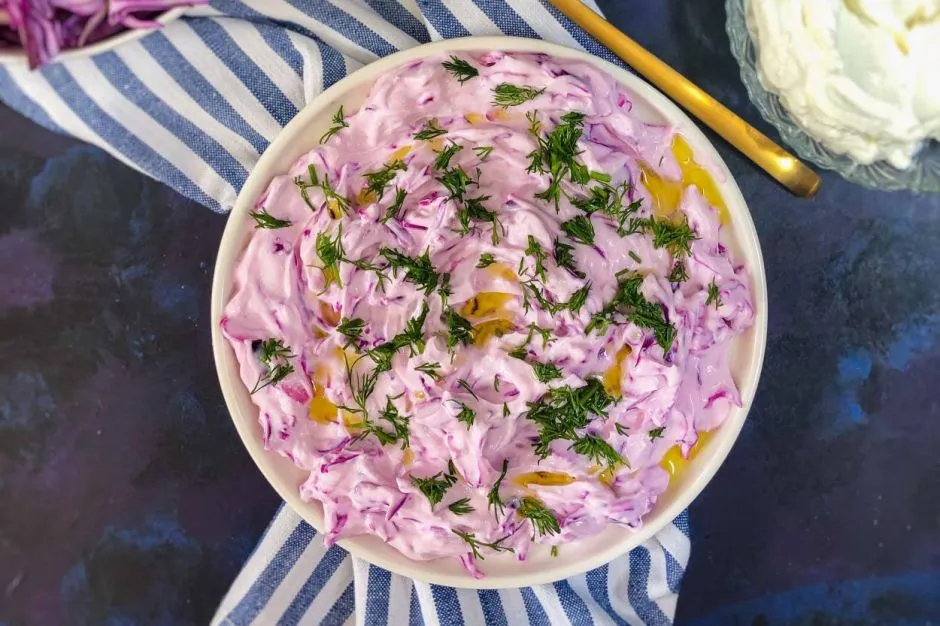 Süzme Yoğurtlu Lahana Salatası tarifi