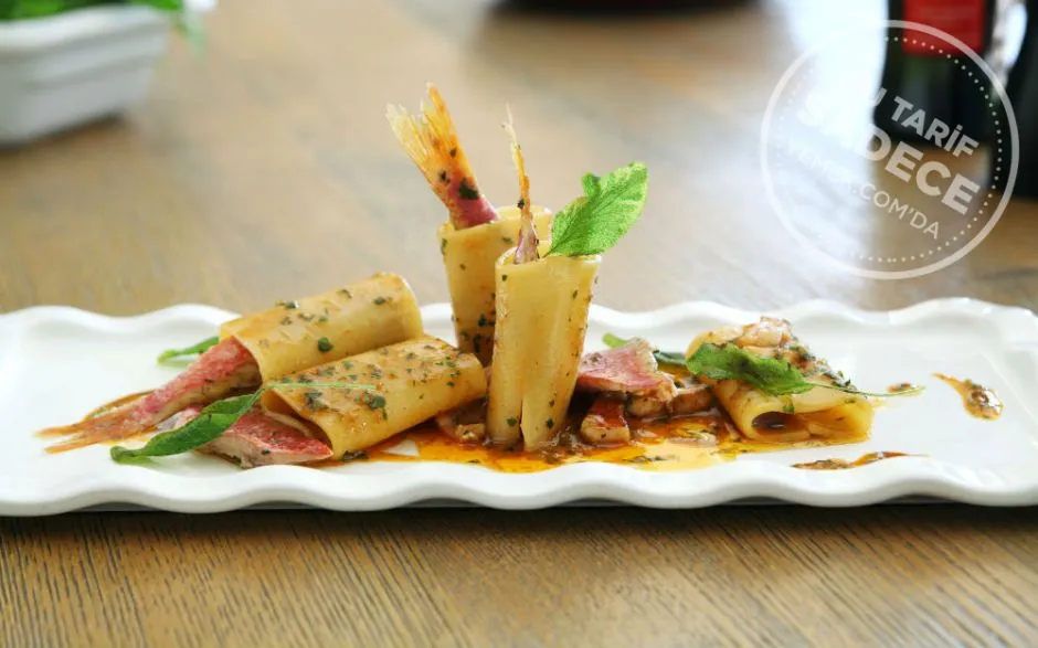 Paccheri Makarna ve Barbun Balığı Yahnisi tarifi