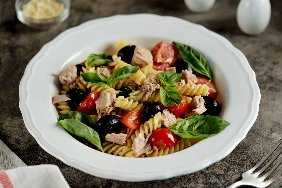 Ton Balıklı Makarna Salatası tarifi