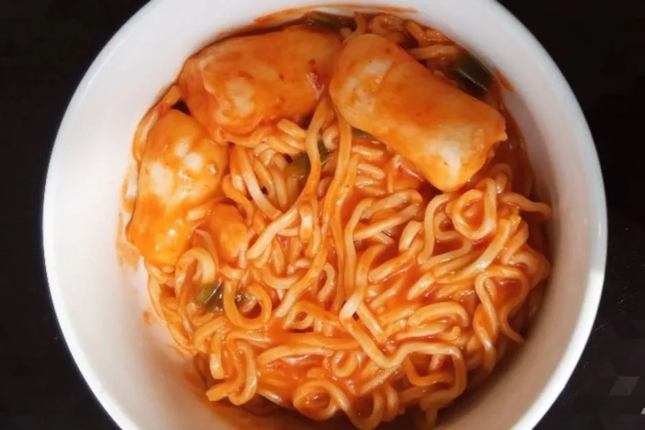 Tteokbokki (Pirinç Kekli) Noodle tarifi