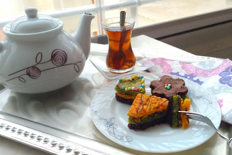 Üç Renkli, Şekilli Kekler tarifi