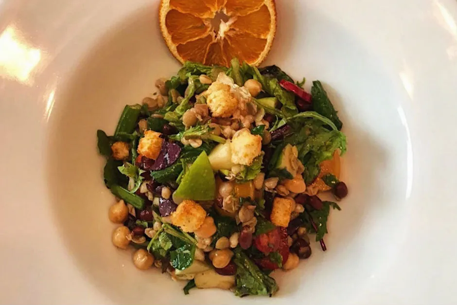 Vinigret Soslu Bakliyat Salatası tarifi