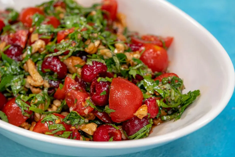 Vişne ve Domatesli Yaz Salatası tarifi