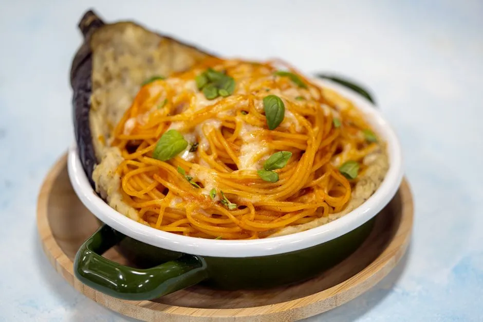 Patlıcanlı Domatesli Spagetti tarifi