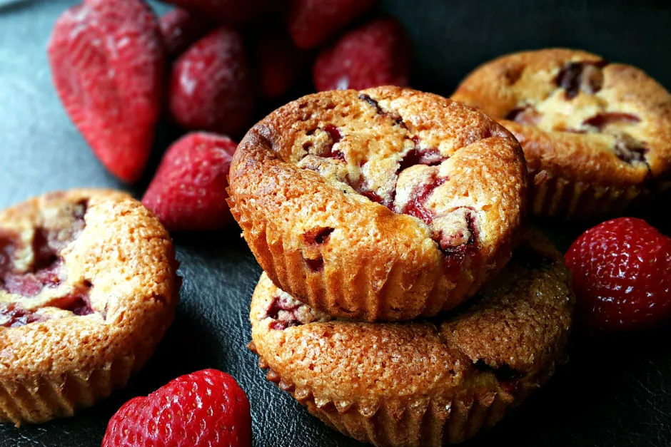 Yoğurtlu ve Çilekli Muffin tarifi