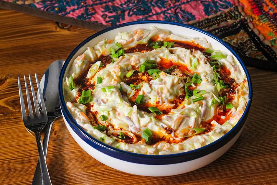 Yoğurtlu Erişte Salatası tarifi