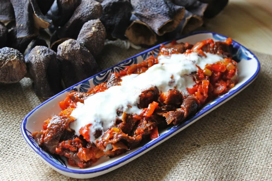 Yoğurtlu Kuru Patlıcan Salatası tarifi
