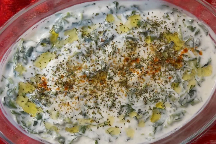 Yoğurtlu Semizotu Salatası tarifi