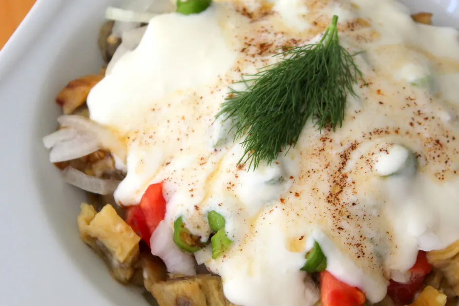 Yoğurtlu Tereyağlı Köz Patlıcan Salatası tarifi