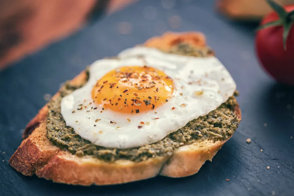 Yumurtalı Pesto Soslu Ekmek Dilimleri tarifi