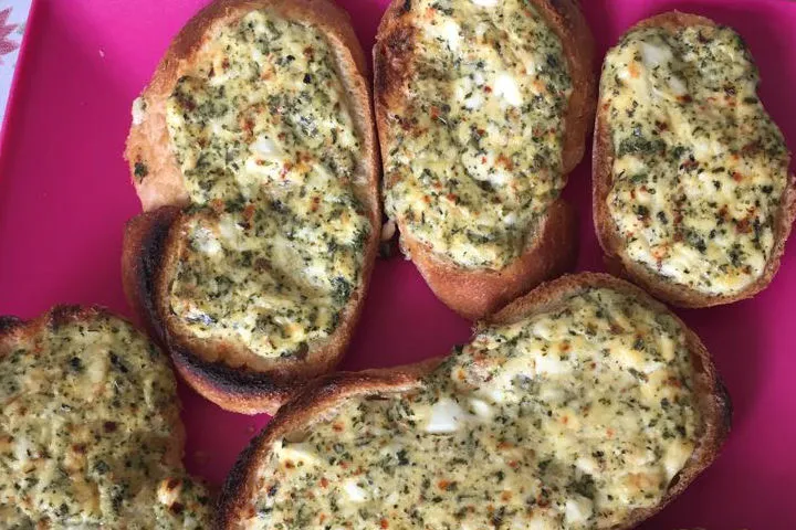 Yumurtalı Peynirli Ekmek tarifi