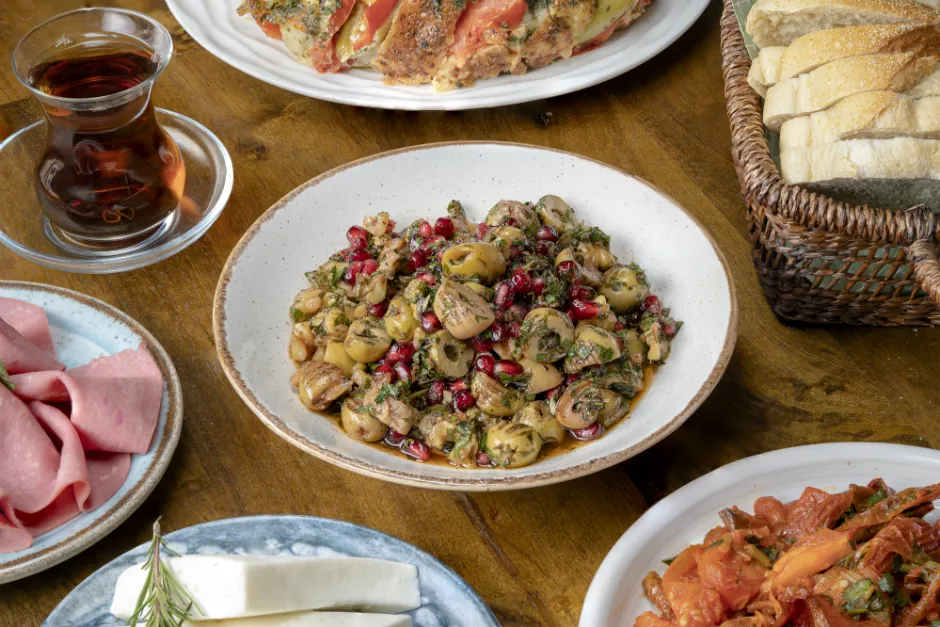 Zahterli Ekşili Zeytin Salatası tarifi